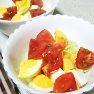 キャベツと茹で卵とトマトのサラダ